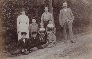 En bild på hela familjen Pettersson tagen omkring 1912. Bilden är antagligen tagen i Irsta, Västmanlands län där familjen bodde mellan 1909 och 1916.